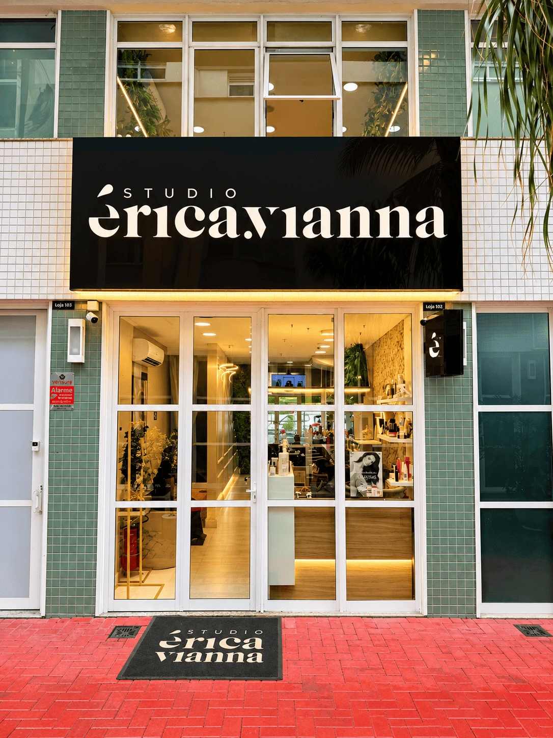 Entrada da unidade de Jacarepaguá, com o letreiro do Studio Érica Vianna
