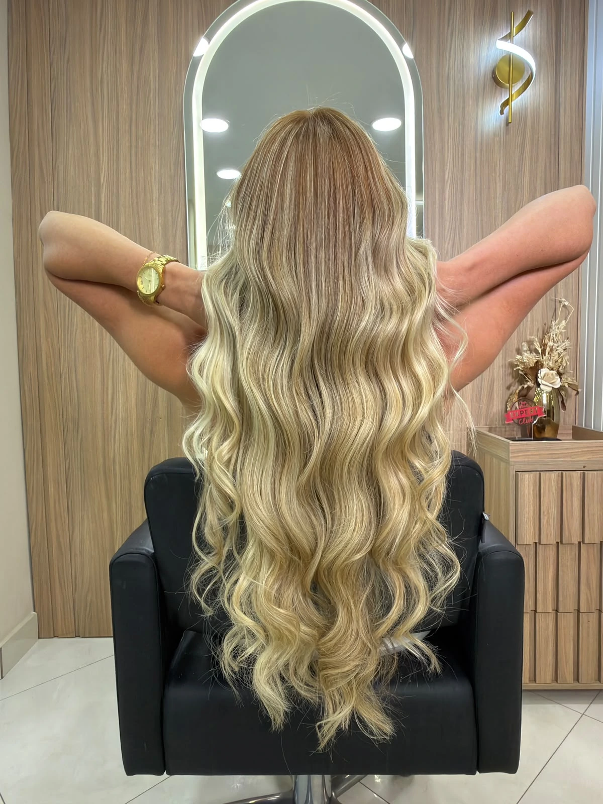 Mega hair feito no Studio Érica Vianna
