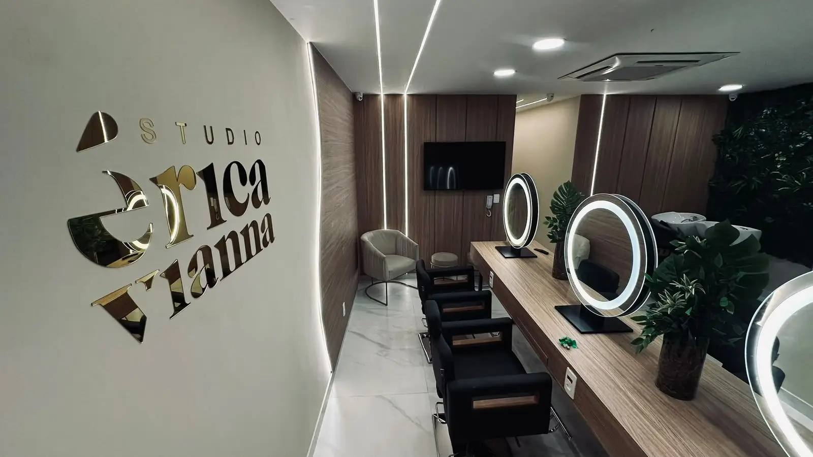 Logo do Studio Érica Vianna na parede da unidade de São João de Meriti